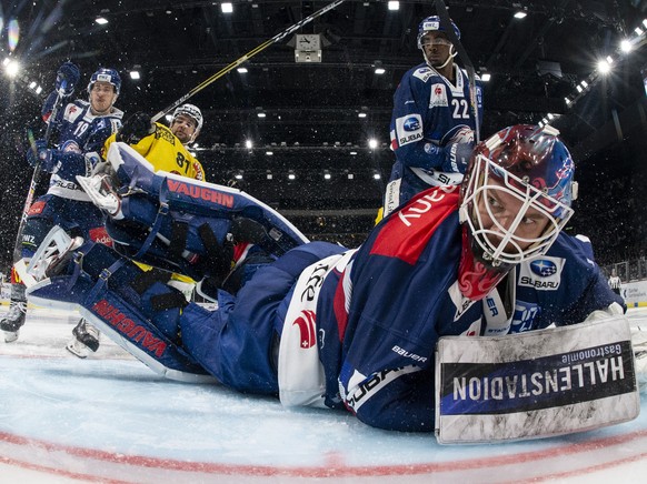 ZSC Goalie Lukas Flueeler rettet Zuerich in der Nachspielzeit am dem sechsten Eishockey Playoff-Halbfinalspiel der National League zwischen den ZSC Lions und dem SC Bern am Samstag, 7. April 2018, im  ...