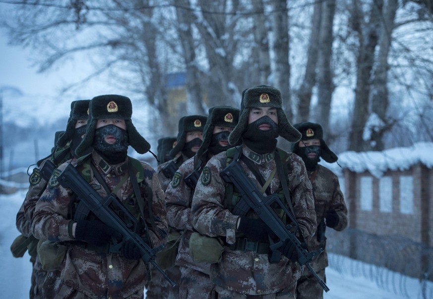 (150210) -- ALTAY, Feb. 09, 2015 -- Soldiers of Altay Frontier Police Force participate in a cold weather training in Koktokay Town, Altay Prefecture, northwest China s Xinjiang Uygur Autonomous Regio ...