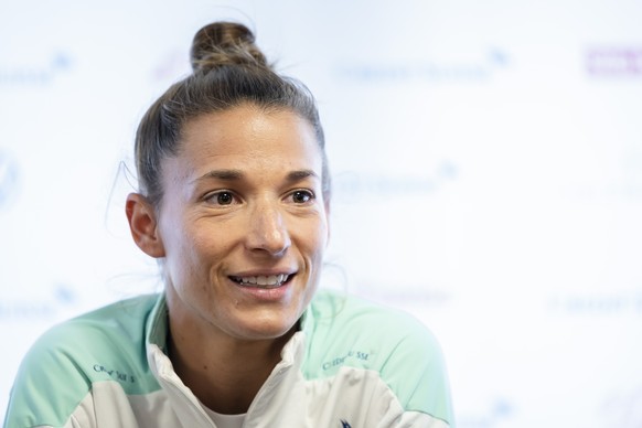 Sandy Maendly, Spielerin der Schweizer Fussballnationalmannschaft der Frauen spricht an einer Medienkonferenz vor dem Spiel gegen England, am Mittwoch, 29. Juni 2022 in Zuerich. (KEYSTONE/Michael Buho ...