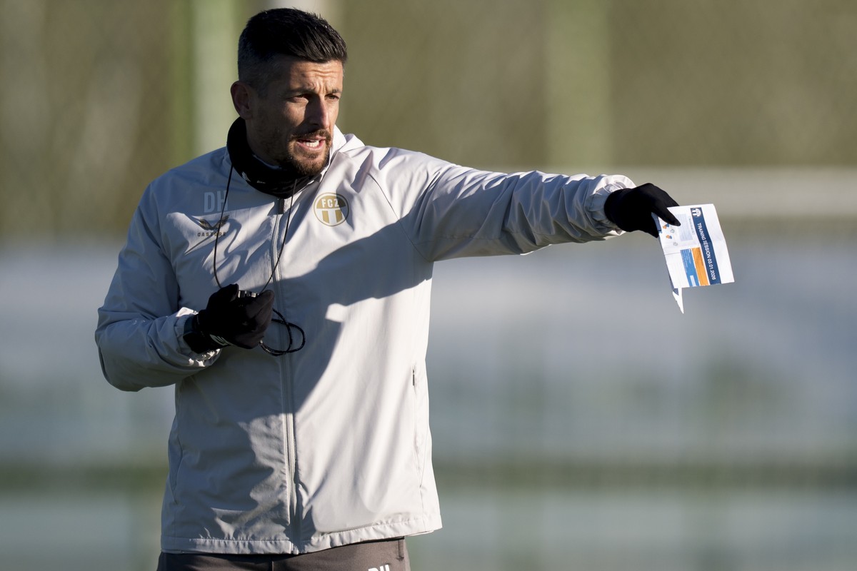 Trainer Dennis Hediger (FCZ) gibt Anweisungen bei dem Trainingsauftakt des FC Zuerich nach der Winterpause am Samstag, 3. November 2026 auf der Sportanlage Heerenschuerli in Zuerich. (KEYSTONE/Claudio ...