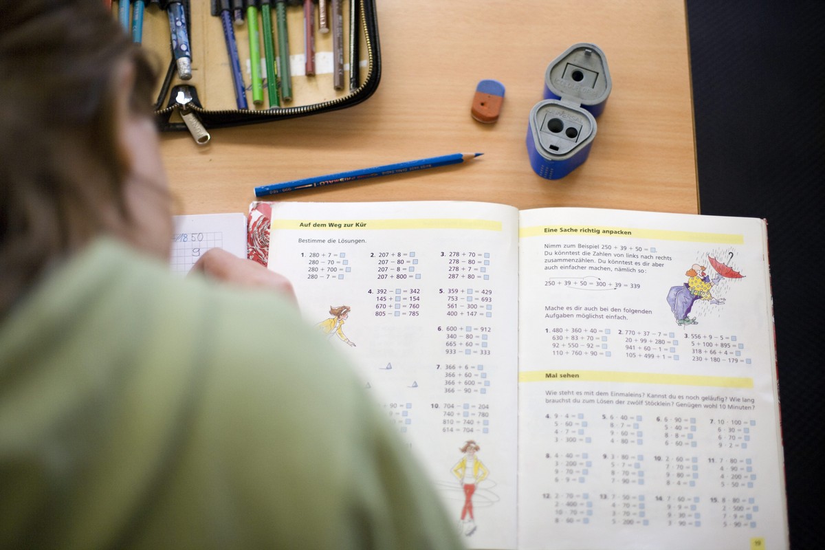 ARCHIV --- ZUR PISA-STUDIE STELLEN WIR IHNEN FOLGENDES BILD ZUR VERFUEGUNG --- Eine Schuelerin der Primarschule Monstein bei Davos, Schweiz, arbeitet am 11. September 2008 im Klassenzimmer an einer Re ...