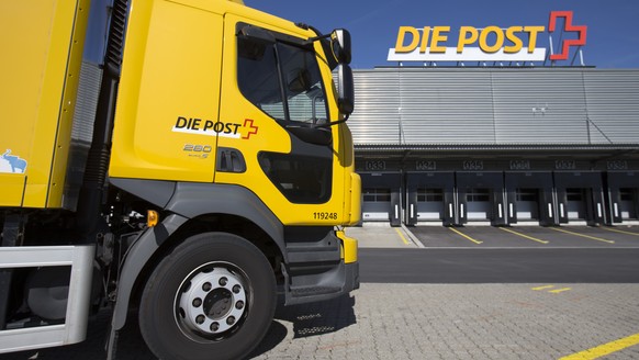 ARCHIVBILD ZUM MEDIENGESPRAECH MIT POST CFO ALEX GLANZMANN ZU DEN QUARTALSTZAHLEN DER POST, AM DIENSTAG, 16. NOVEMBER 2021 - Ein LKW der Post steht vor dem Paketzentrum, am Dienstag, 23. September 201 ...
