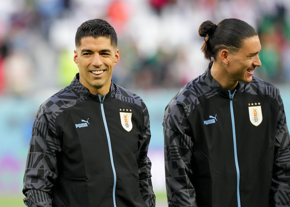 (221124) -- AL RAYYAN, Nov. 24, 2022 -- Luis Suarez (L) and Darwin Nunez of Uruguay react before the Group H match between Uruguay and South Korea at the 2022 FIFA World Cup, WM, Weltmeisterschaft, Fu ...