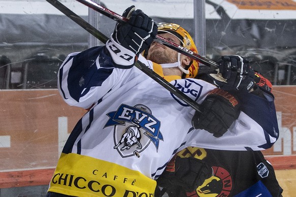 Berns Calle Andersson, rechts, im Duell mit Zugs Topscorer Carl Klingberg im zweiten Eishockey Playoff Viertelfinalspiel der National League zwischen dem SC Bern und dem EV Zug, am Donnerstag, 15. Apr ...