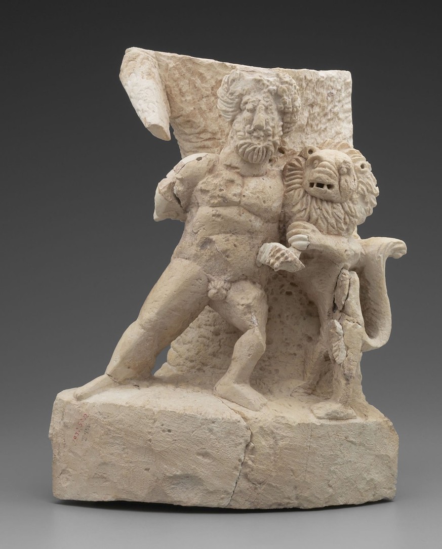 Herakles mit dem Nemeïschen Löwen, um 200 n. Chr., ausgegraben 1937 in einem Zeus-Tempel in Dura Europos an der syrisch-irakischen Grenze. Mehr als 40 Statuen von Herakles allein an diesem Ort am Euph ...