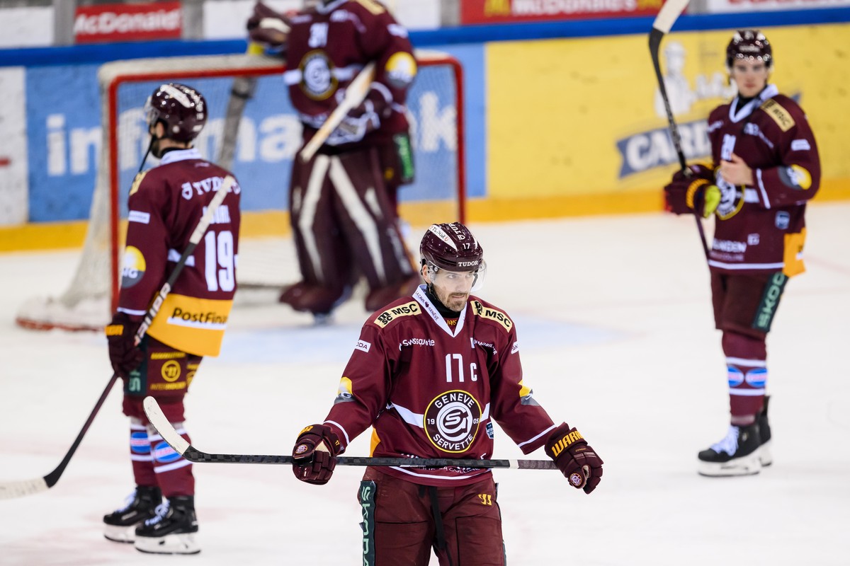 Deception des joueurs genevois avec au centre le defenseur Arnaud Jacquemet lors de l'acte 1 du Play-in du championnat suisse de hockey sur glace de National League LNA, entre le Geneve Servette  ...