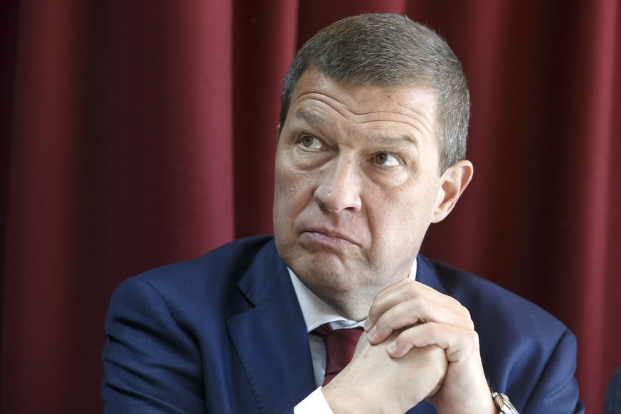 Laurent Strawson, President of Geneve-Servette HC, informs to the media, during a press conference, at the ice stadium Les Vernets, in Geneva, Switzerland, Wednesday, April 17, 2019. (KEYSTONE/Salvato ...