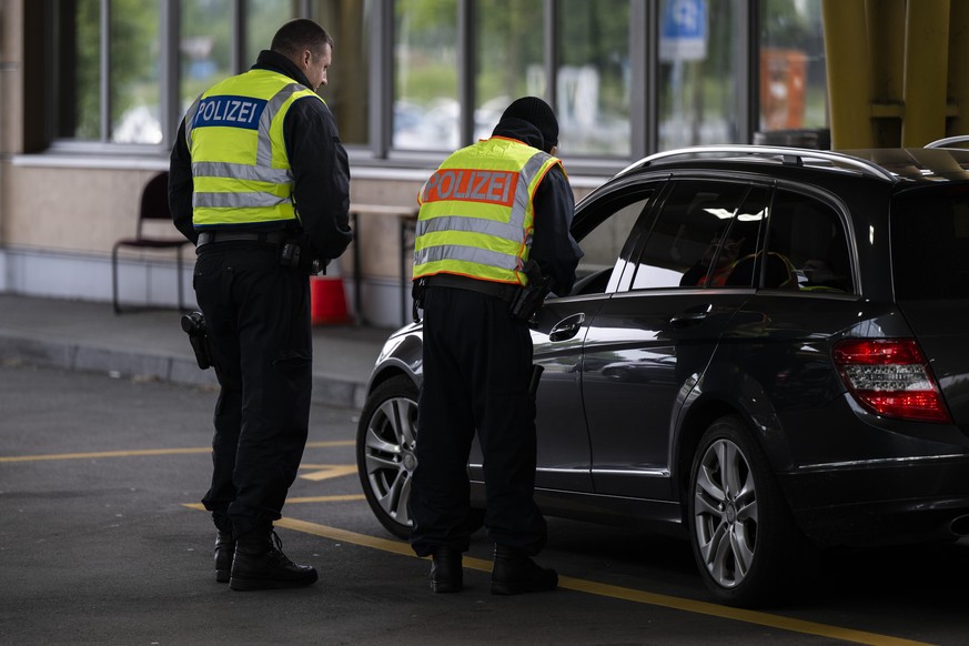 Deutsche Bundespolizisten kontrollieren ein Fahrzeug am Zollamt Konstanz-Autobahn an der Grenze zwischen Kreuzlingen in der Schweiz und Konstanz in Deutschland, aufgenommen am Freitag, 9. Mai 2025. (K ...