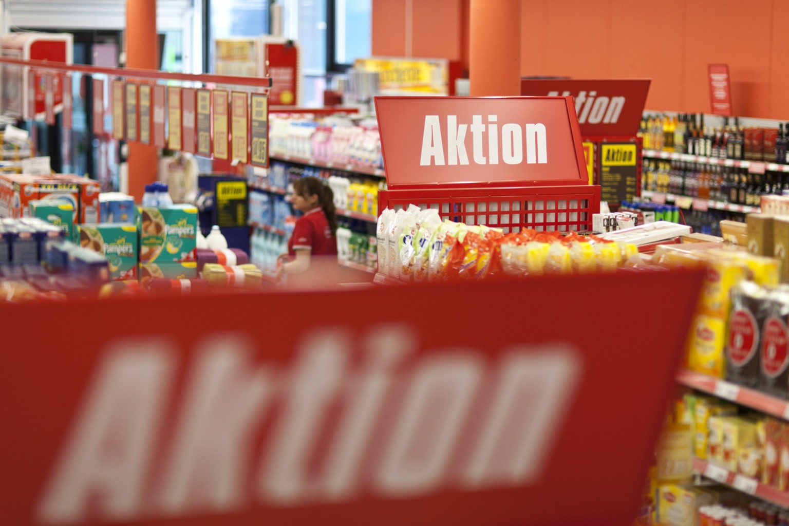 Aktionsschilder ueber den Regalen in der Denner-Filiale in Rueschlikon, Kanton Zuerich, aufgenommen am 3. Maerz 2011. (KEYSTONE/Gaetan Bally)