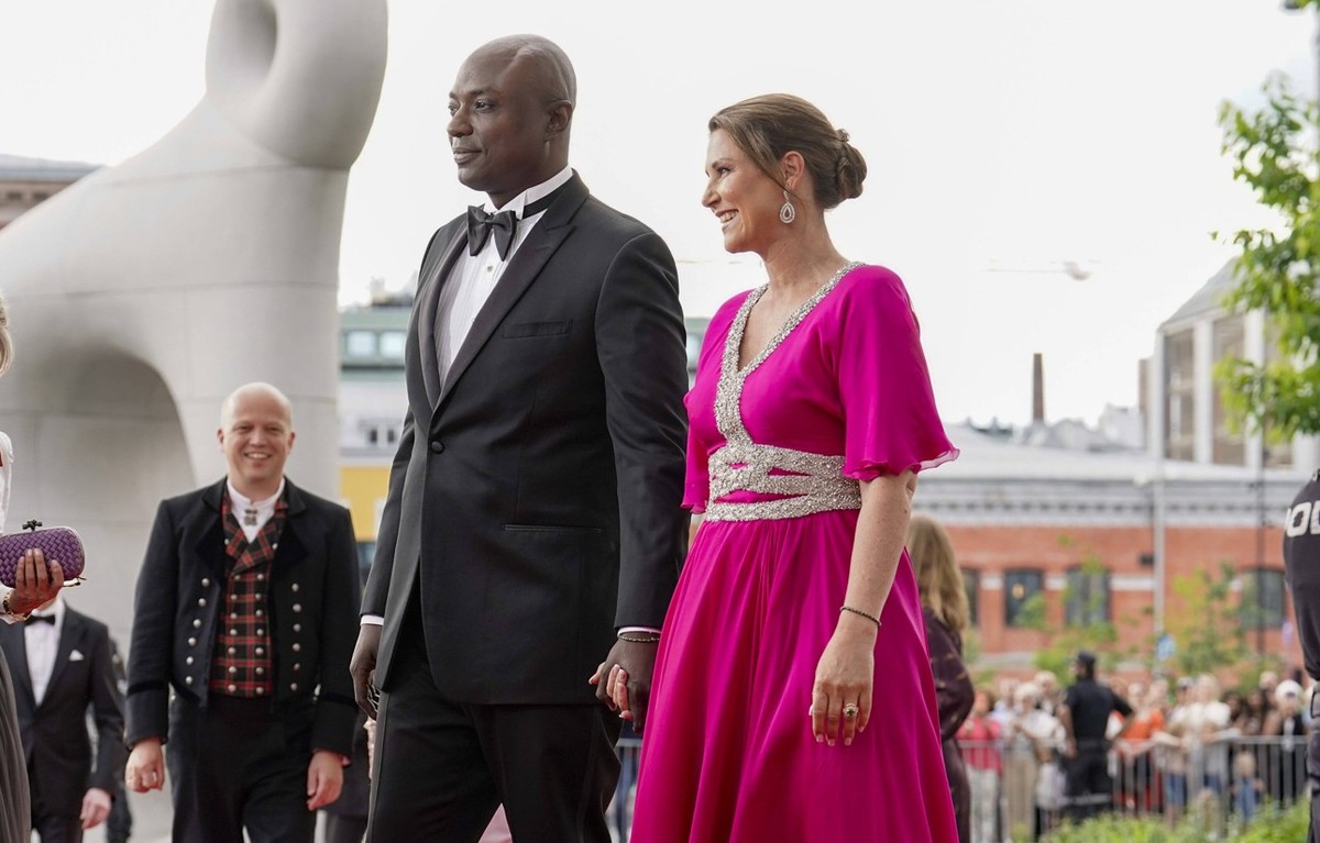 Prinsesse Ingrid Alexandras myndighetsdag feires med festarrangement pa hovedbiblioteket Oslo 20220616. Prinsesse Märtha Louise og hennes forlovede Durek Verrett ankommer regjeringens festarrangement  ...
