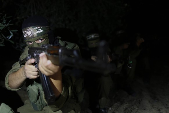 (150704) -- GAZA, July 4, 2015 -- A member of Ezzedine al-Qassam brigades, the armed wing of Hamas movement, holds weapon as he takes part in a night training in the Gaza Strip on July 3, 2015. ) MIDE ...