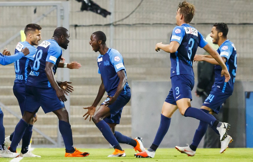 Le joueur zuerichois Assan Ceesay, centre, celebre son but avec ses coequipiers lors de la rencontre de football de Super League entre le FC Sion et le FC Zuerich (FCZ) ce jeudi 27 septembre 2018 au s ...