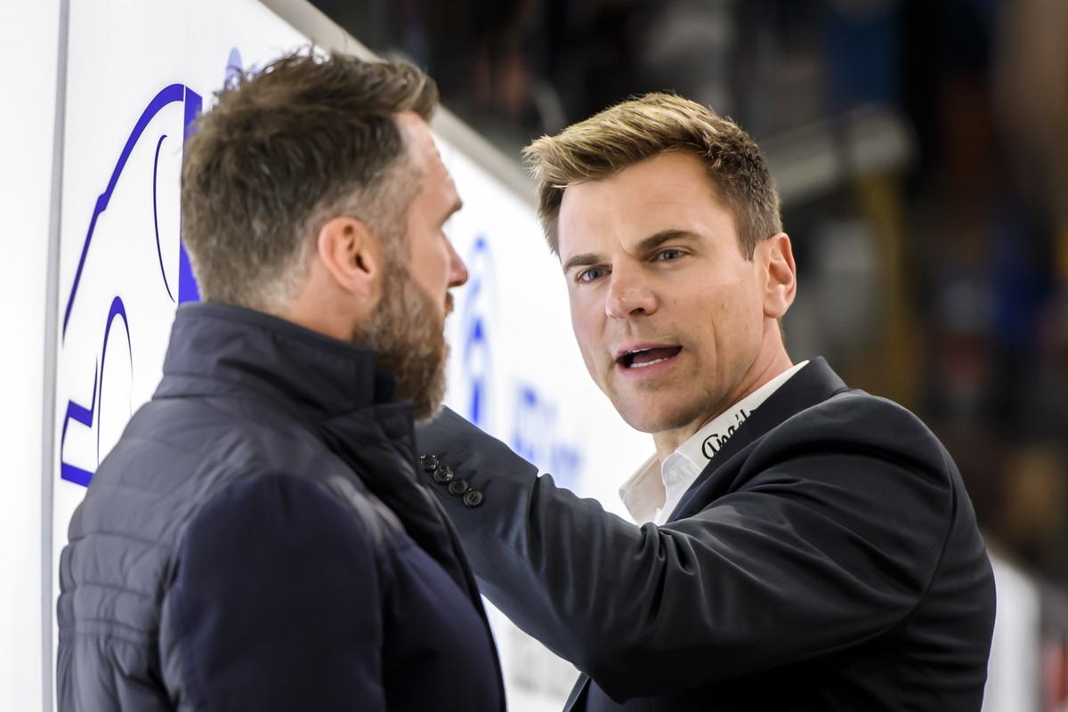 Ersatz-Cheftrainer Rosa Pavel, rechts, spricht mit Ersatz-Cheftrainer und Sportdirektor Christian Dube, links, beim Eishockey Meisterschaftsspiel der National League A zwischen den HC Fribourg Gottero ...
