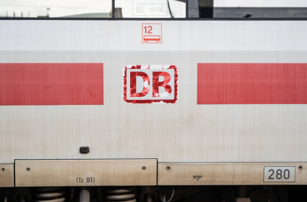 Zugreisen in Deutschland wirken wie ein schwarzes Loch, das unermesslich Zeit, Geld und Lebensenergie schluckt.