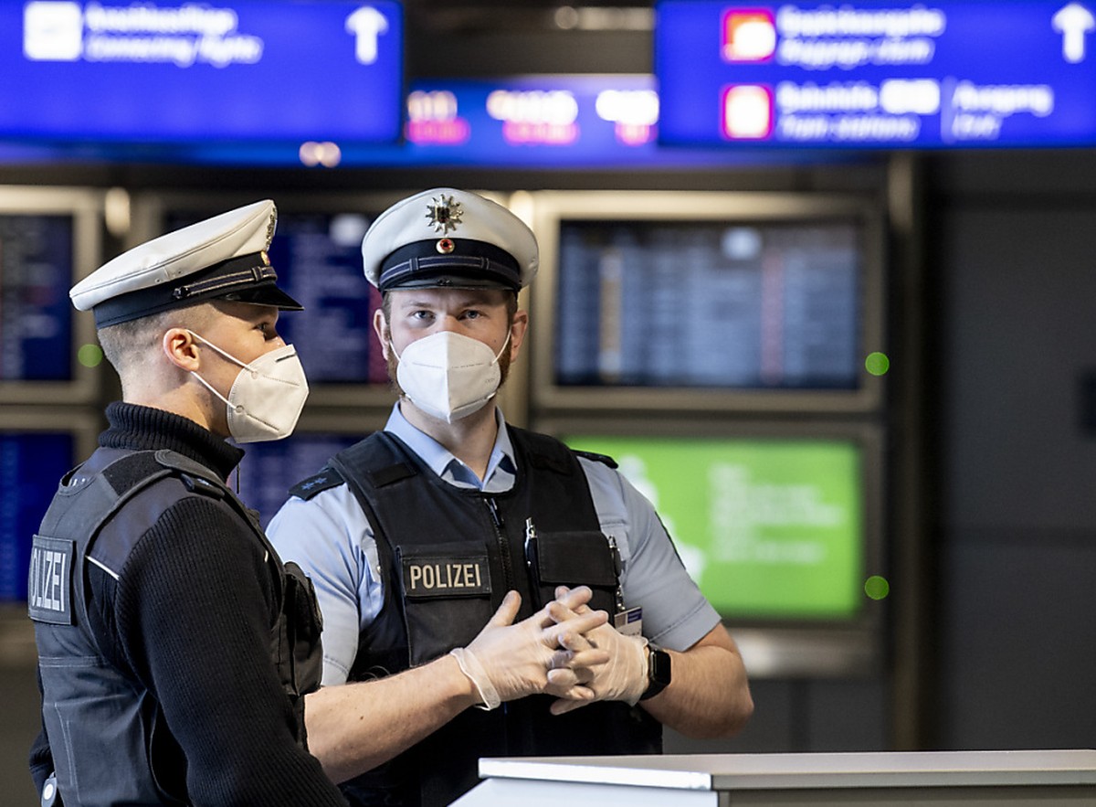 Beamte der deutschen Bundespolizei am Flughafen Frankfurt. Foto: Boris Roessler/dpa
