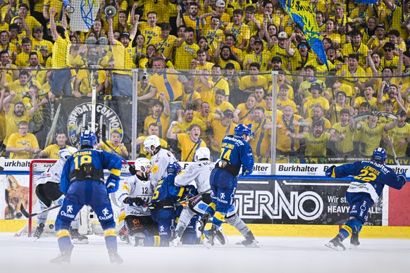 im ersten Eishockey Playoff Finalspiel der National League zwischen HC Davos (HCD) und HC Fribourg-Gotteron (HCFG), am Samstag, 18. April 2026, in der zondacrypto-Arena in Davos. (KEYSTONE/Gian Ehrenz ...