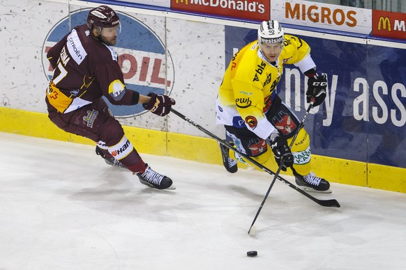 Geneve-Servette&#039;s defender Goran Bezina, left, vies for the puck with Bern&#039;s center Gaetan Haas, right, during the second leg of the playoffs quarterfinals game of National League Swiss Cham ...