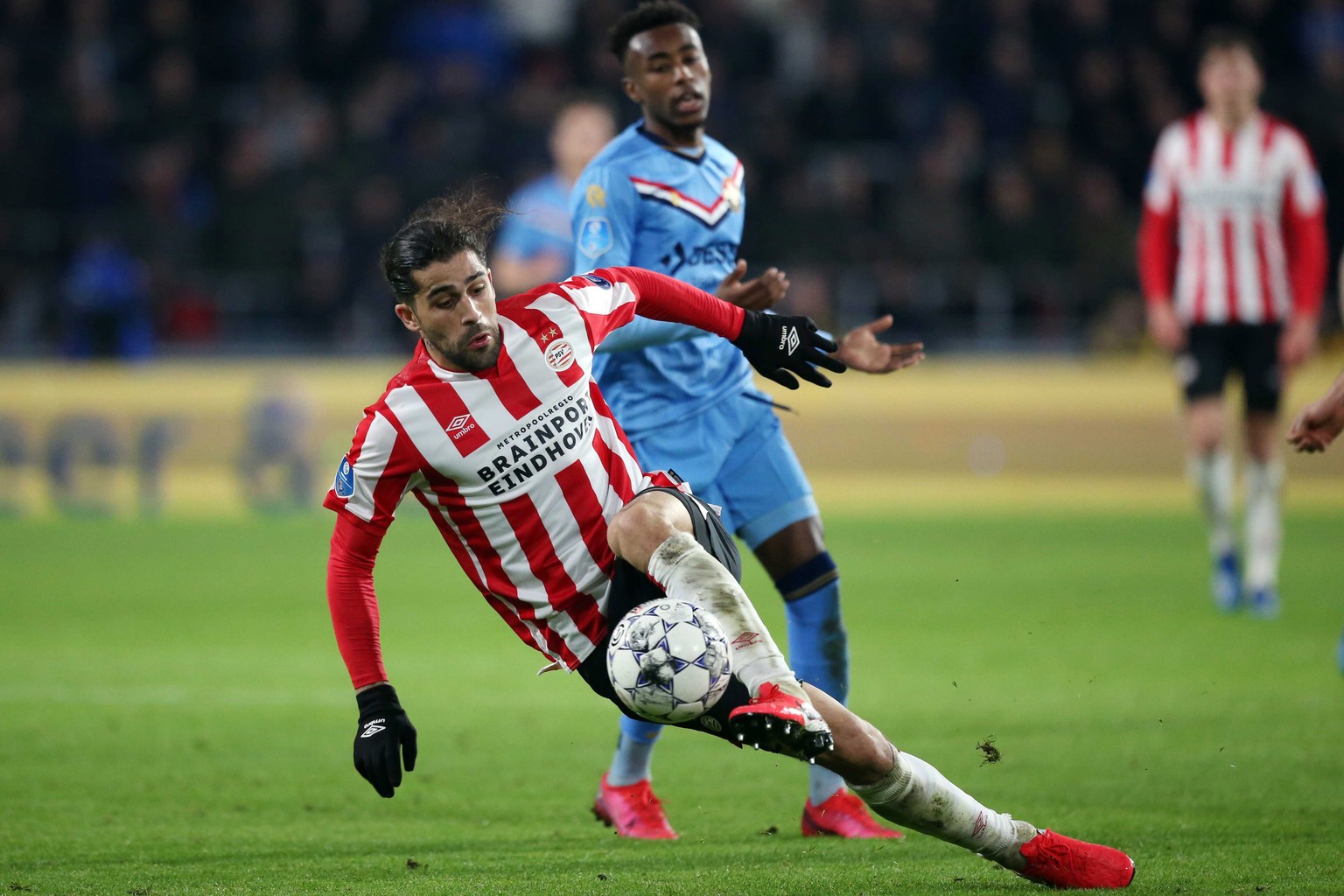 epa08203910 PSV&#039;s Ricardo Rodriguez (L) in action against Mike Tresor Ndayishimiye of Willem II during the Dutch Eredivisie match PSV vs Willem II in Eindhoven, The Netherlands, 08 February 2020. ...