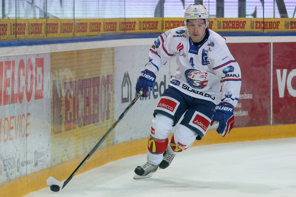 Zug, 03.10.2015, Eishockey NLA - EV Zug - ZSC Lions, Patrick Geering (ZSC). (Marc Schumacher/EQ Images)