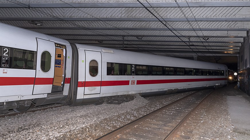 epa07378172 A view of a derailed Intercity train (ICE) in Basel, Switzerland, 18 February 2019. The Deutsche Bahn Intercity train derailed on the evening of 17 February, between Badischer Bahnhof and  ...