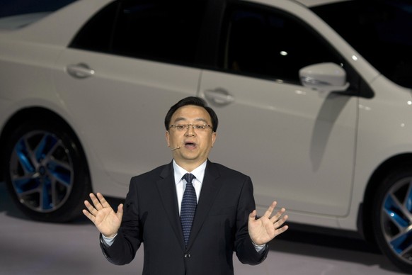 BYD ist ein führender Hersteller von Batterien und Elektroautos. Der Vorsitzender Wang Chuanfu stellt an der Beijing Auto Show sein neuestes Hybrid-SUV vor. Die meisten Elektroautos werden heute in Ch ...