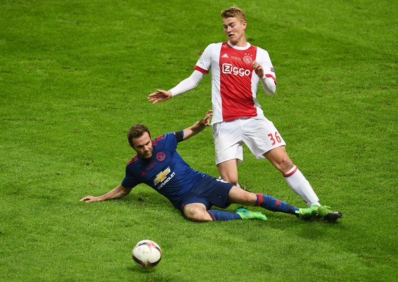epa05987671 Ajax player Matthijs de Ligt (R) in action against Manchester United&#039;s Juan Mata during the UEFA Europa League Final match between Ajax Amsterdam and Manchester United held at the Fri ...