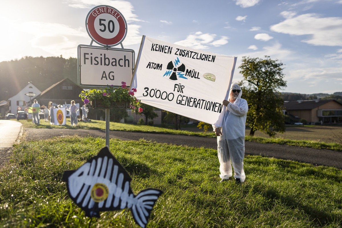 Demonstranten protestieren gegen neue Atomkraftwerke vor einer Informationsveranstaltung des Bundesamts fuer Energie BFE zum Verfahren fuer ein geologisches Tiefenlager, am Montag, 7. September 2026 i ...