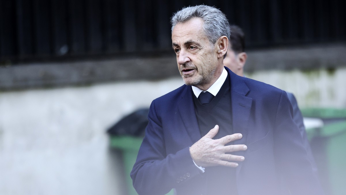 Sarkozy sort un livre sur son expérience en prison.