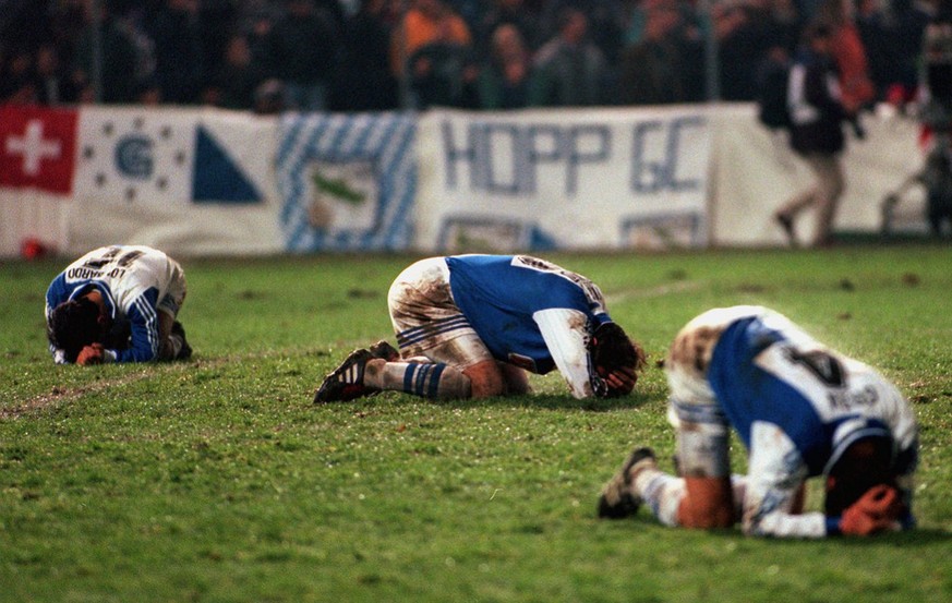 Fussball Champions-League GC-AJAX. Die Grasshoppers-Spieler Massimo Lombardo, Nestor Subiat und Mats Gren (von links nach rechts) sind nach der Niederlage gegen Ajax sehr enttaeuscht. (Keystone/Team)