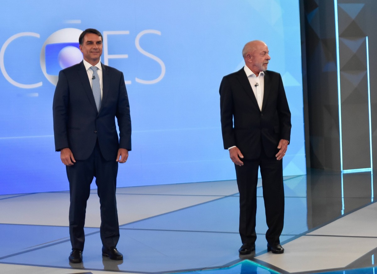 Lula and Flavio Bolsonaro face off in televised debate in Rio de Janeiro RIO DE JANEIRO, BRAZIL - OCTOBER 23: Brazilian President Luiz Inacio Lula da Silva and opposition presidential candidate Flavio ...