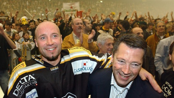 Der Head Coach des HC Lugano, Harold Kreis, rechts, feiert mit den Topscorer von Lugano, Glen Metropolit den gewonnenen 7. Meistertitel nach dem fuenften Playoff-Finalspiel der Eishockey NLA zwischen  ...