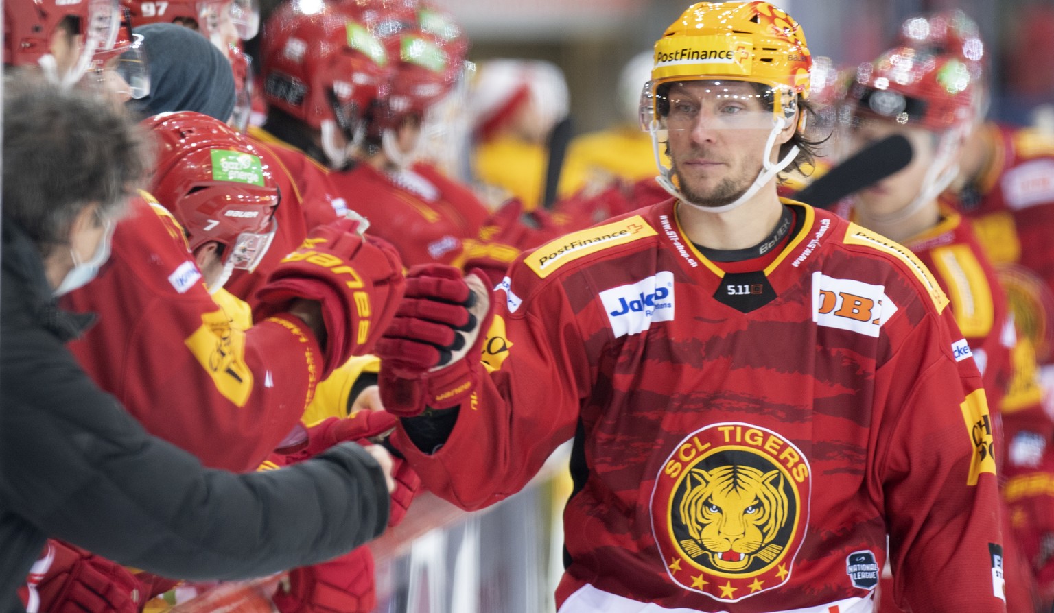 Tigers Topscorer Jesper Olofsson, rechtswaehrend dem Qualifikations-Spiel der National League, zwischen den SCL Tigers und dem EHC Biel, am Freitag 10. Dezember 2021, im Ilfisstadion in Langnau. (Post ...