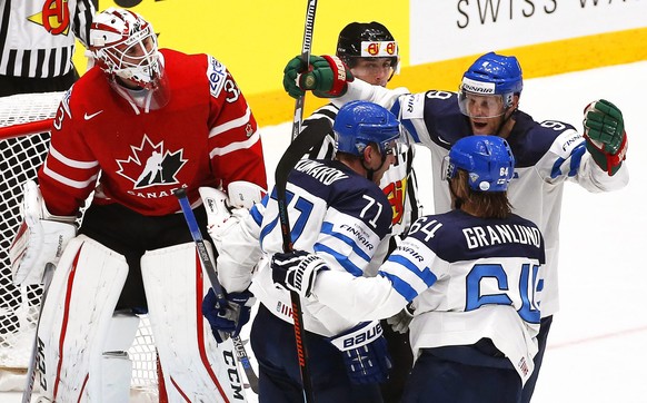 epa05312882 Leo Komarov (C) of Finland celebrates with his teammates after scoring the 2-0 lead during the Ice Hockey World Championship 2016 preliminary round match between Canada and Finland at the  ...