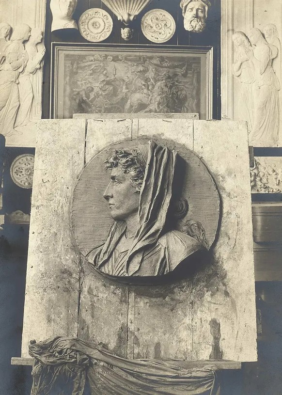 Am Westflügel des Landesmuseums in Zürich verewigte Gustav Gull seine Liebe zu Lydia Leinbacher durch zwei Porträtmedaillons. Die Entwürfe für die Fassade des Museums stammen von Joseph Regl.