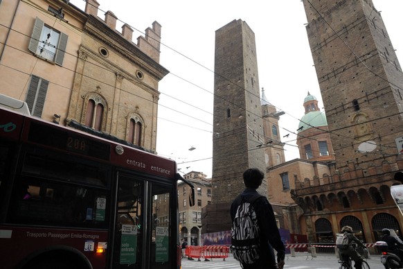The Garisenda Tower cordoned off Bologna - The Garisenda tower, cordoned off for further investigations after an anomalous torsion of the structure was found, possibly caused by the vibrations of the  ...