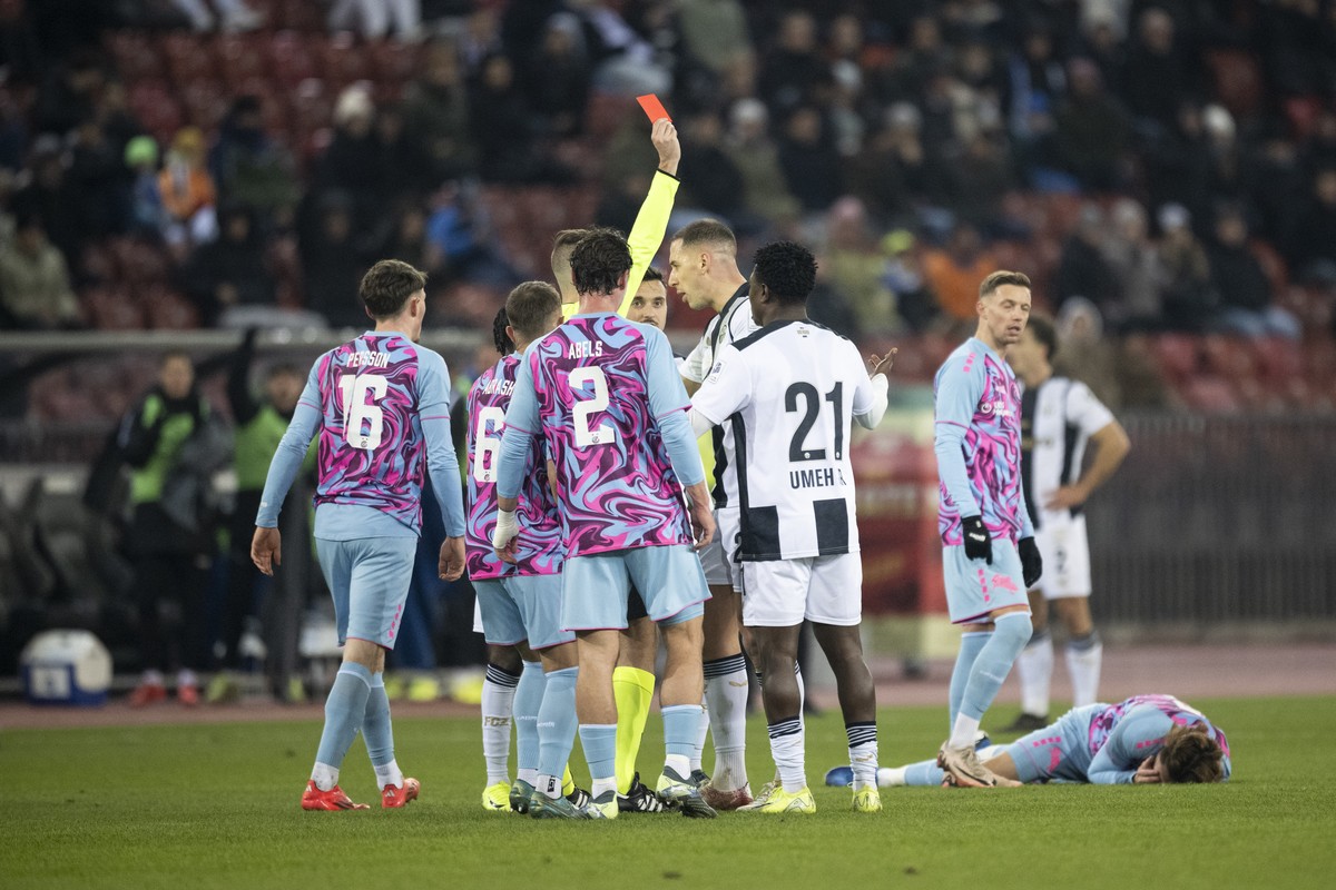 Umeh Emmanuel (FCZ), links, erhaelt die Gelb-Rote Karte im Fussball Meisterschaftsspiel der Super League zwischen dem FC Zuerich und dem Grasshopper Club Zuerich im Letzigrund, am Samstag, 30. Novembe ...