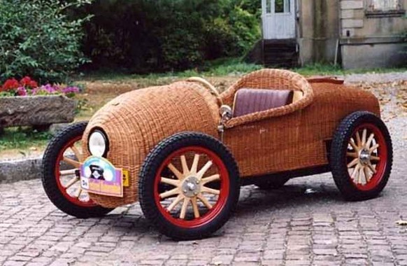 Hanomag Korbwagen 1928 
http://en.wikipedia.org/wiki/Hanomag_2/10_PS