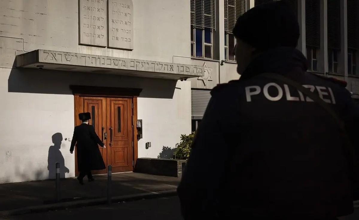 Nach dem Messerangriff auf einen orthodoxen Juden im März 2024 bewacht ein Polizist den Eingang einer Synagoge in Zürich-Wiedikon.
