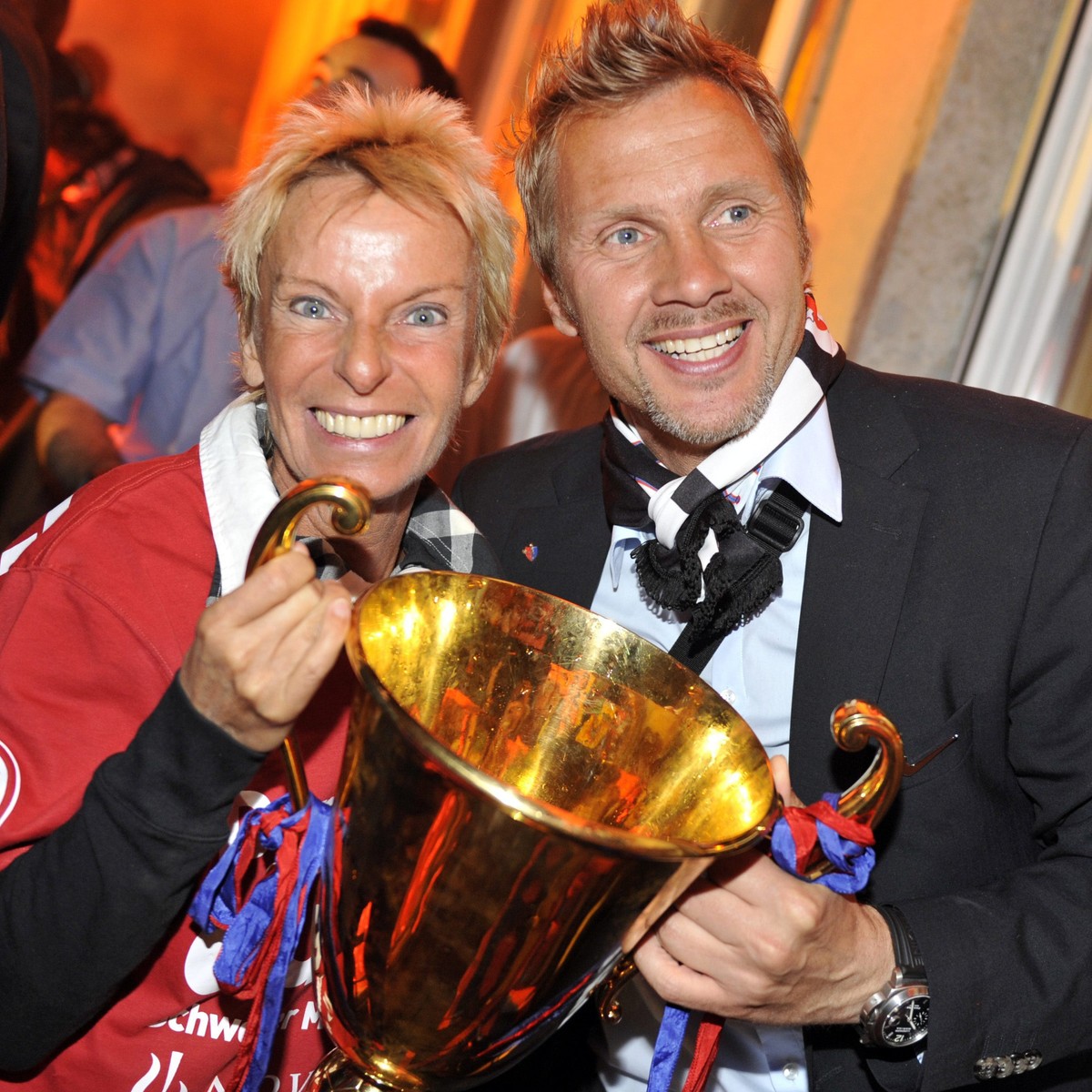 ZU DEN SCHWEIZER MEISTERTITELN DES FC BASEL 1893 SEIT DER SAISON 2000/01 STELLEN WIR IHNEN FOLGENDES BILDMATERIAL ZUR VERFUEGUNG - FC Basel's president Gigi Oeri, left, and coach Thorsten Fink, r ...