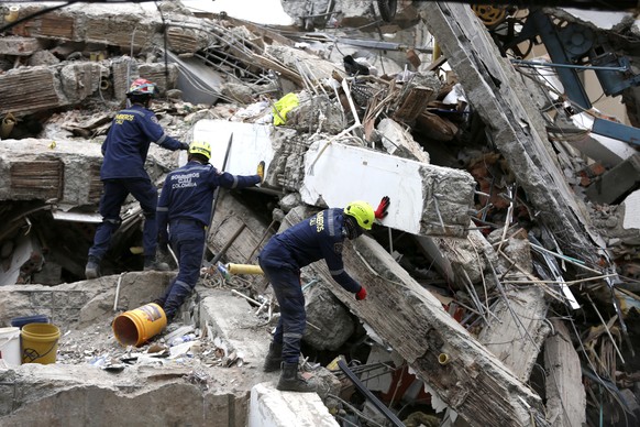KEYPIX - epa13165214 Members of the Cali Fire Department take part in search-and-rescue operations in an area affected by the 7.4-magnitude earthquake in Cali, Colombia, 12 August 2026. At least 181 p ...
