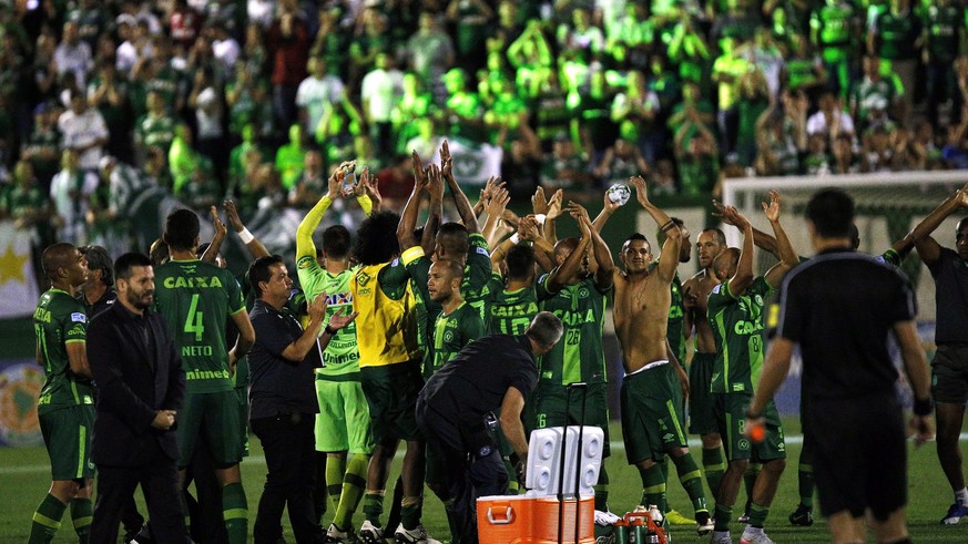 epa05644728 Chapecoense&#039;s players celebrate after the Copa Sudamericana semifinal second game between Chapecoense and San Lorenzo at the Arena Conda in Chapeco, Brazil, 23 November 2016. EPA/MARC ...