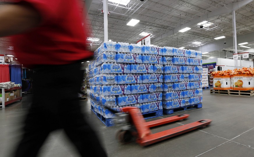 Wasser von Nestlés «Pure Life»-Linie in einem Supermarkt.