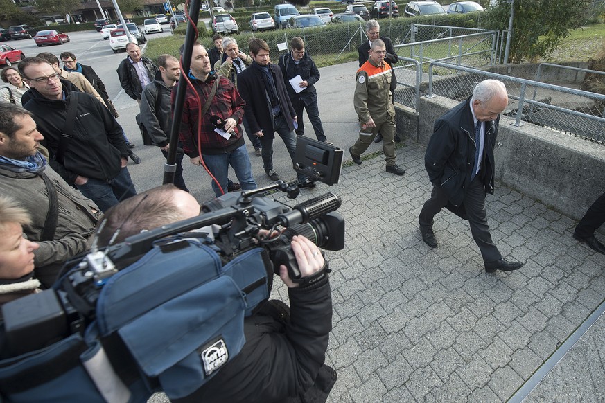 Ueli Maurer auf dem Weg zu einer Kaserne.