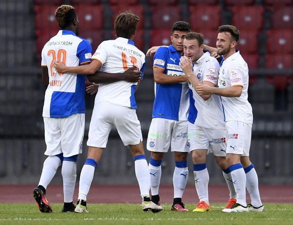 epa05435472 Grasshopper Club Zuerich midfielder Runar Mar Sigurjonsson (2-R) celebrates his 2-1 goal with teammates during the UEFA Europa League second qualifying round second leg soccer match betwee ...