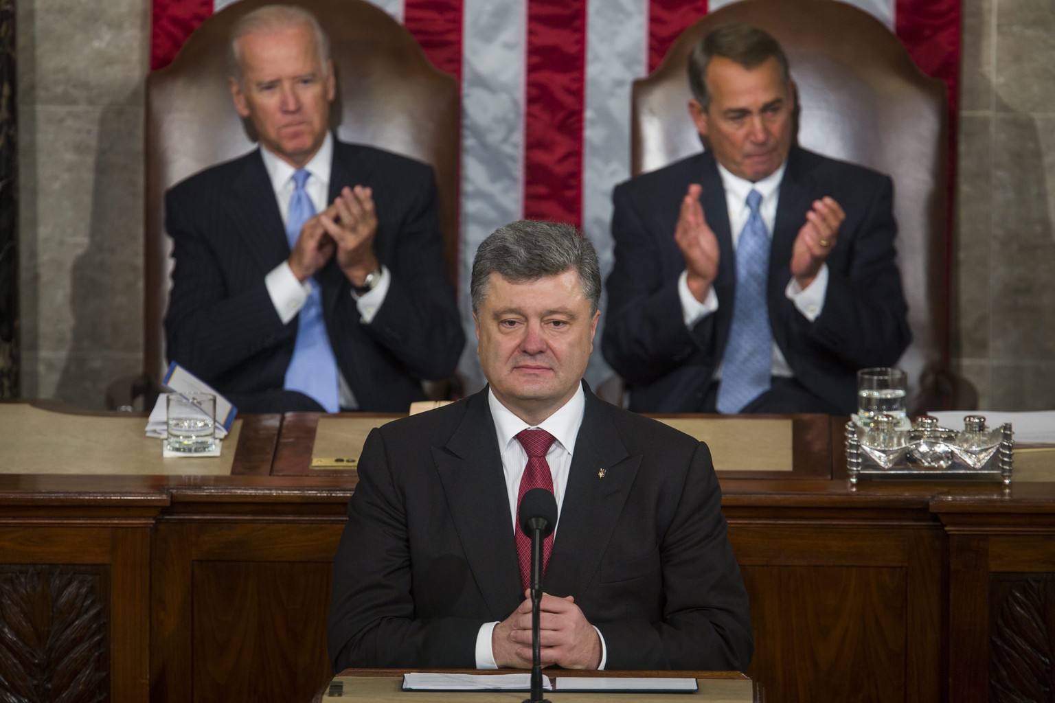 Poroschenko bei seiner Rede vor dem US-Kongress. Hinter ihm US-Vize Joe Biden und der Sprecher des Repräsentantenhauses John Boehner