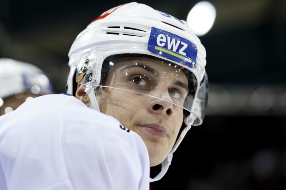 ZUM START DER NATIONAL LEAGUE A PLAY-OFFS AM DONNERSTAG, 3. MAERZ 2016, STELLEN WIR IHNEN FOLGENDES BILDMATERIAL ZUR VERFUEGUNG - Lions&#039; Auston Matthews, of USA, looks on his teammates, during th ...