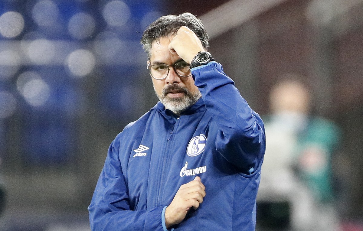 Schalke's head coach David Wagner reacts during the German Bundesliga soccer match between FC Schalke 04 and Werder Bremen in Gelsenkirchen, Germany, Saturday, Sept. 26, 2020. Schalke dismissed W ...