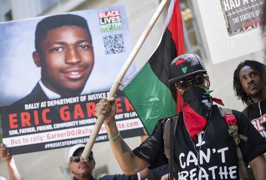 epa07781105 (FILE) - A man covers his face as he wears a shirt with Eric Garner&#039;s last words during a Black Lives Matter of Greater New York protest at the US Department of Justice building in su ...