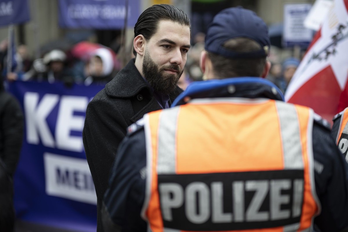 Nicolas Rimoldi, Praesident von Mass-Voll, im Dialog mit der Polizei, bei einer Demonstration von Mass-Voll gegen den Impfpflichtparagrafen im neuen St. Galler Gesundheitsgesetz, am Samstag, 14. Febru ...