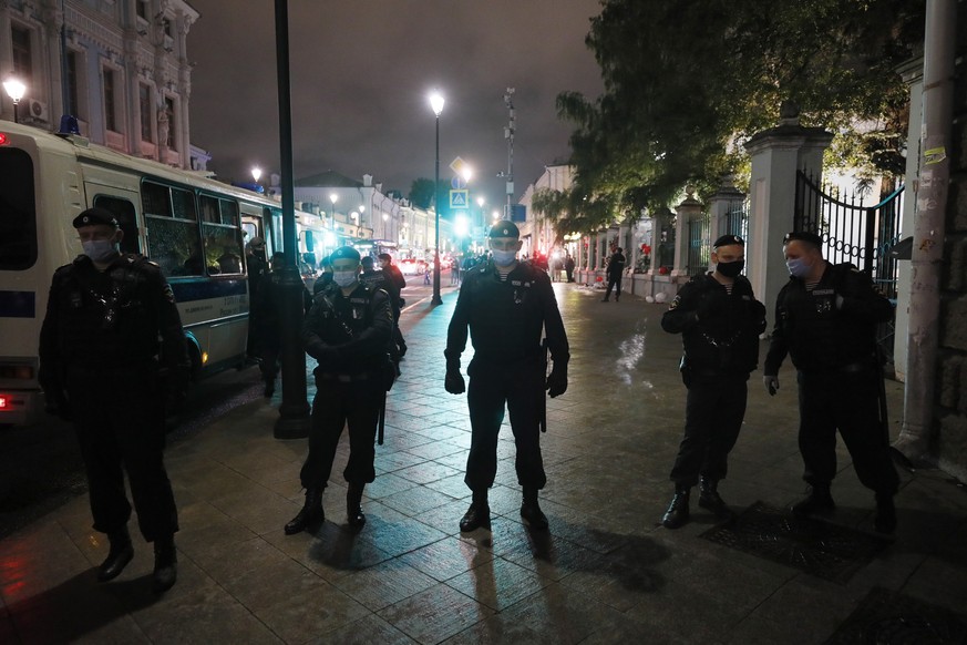 epa08599832 Russian policemen guard Belarus embassy from protesting people in Moscow, Russia, 12 August 2020. Belarus opposition supporters accuse brutal actions of Belarus police and express their so ...